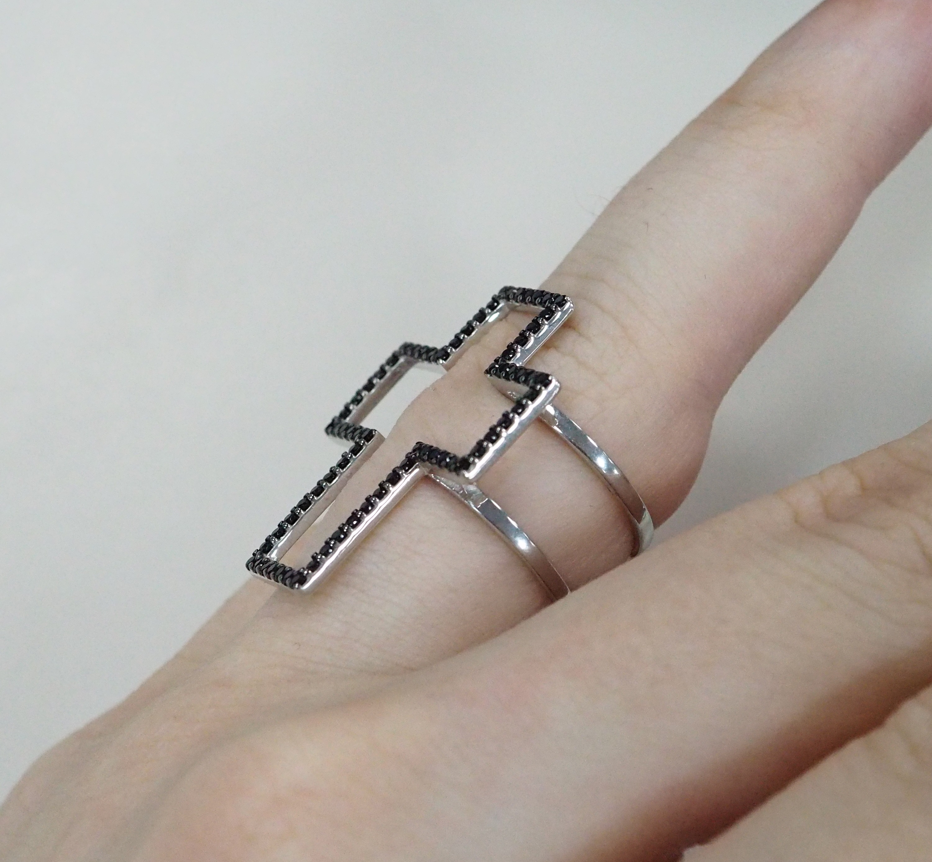 Серебряное кольцо со шпинелью "Крест"